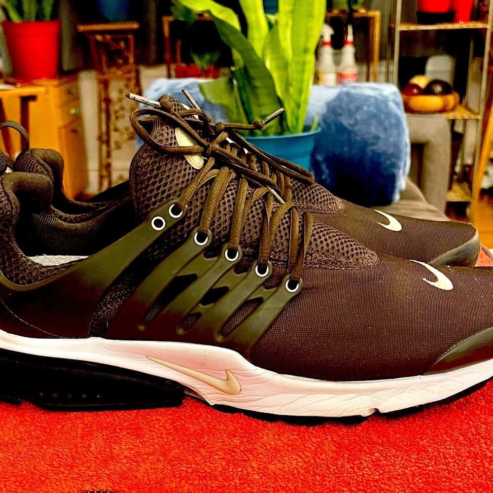 One pair of Nike Presto BRS 1000 running shoes.